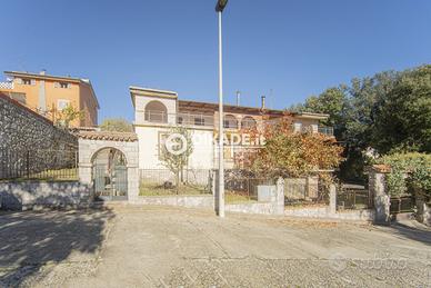 Quadrilocale con cortile carrabile, garage e canti