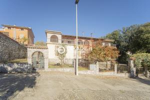 Quadrilocale con cortile carrabile, garage e canti