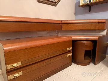 Mobile antico con specchieria