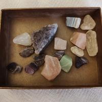 Pietre varie (ametista, quarzo e altre) 