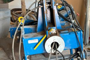 Aratro reversibile trivomere