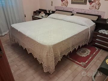 copriletto ricamato a mano