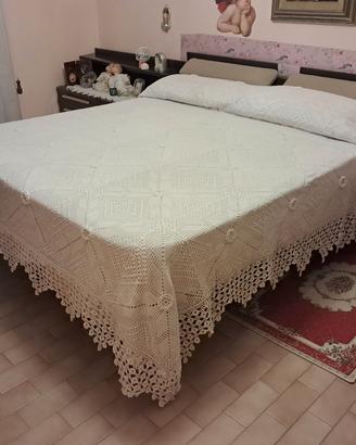 copriletto ricamato a mano