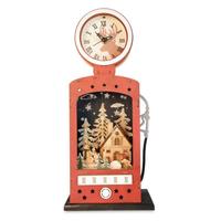 Pompa di benzina retrò con paesaggio Natalizio