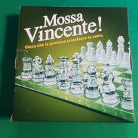 Scacchiera in vetro con scacchi trasparenti