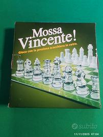 Scacchiera in vetro con scacchi trasparenti