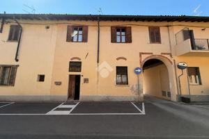 4 LOCALI A BUSSERO