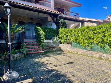 VILLA A SCHIERA A SANTA MARINA