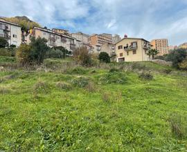 Nicosia: terreno 2,5 ettari con struttura di 200mq