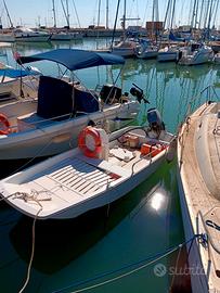 Boston Whaler 13 con motore Toatsu 2T