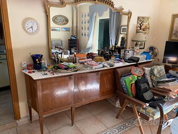 Mobile antico con specchiera