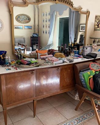 Mobile antico con specchiera