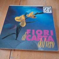 libro di fiori e origami su essi