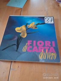 libro di fiori e origami su essi