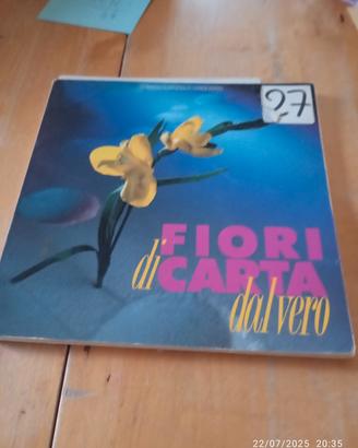 libro di fiori e origami su essi