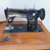 Macchina da cucire SINGER d'epoca.