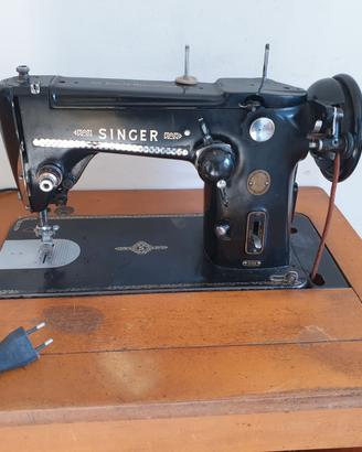 Macchina da cucire SINGER d'epoca.
