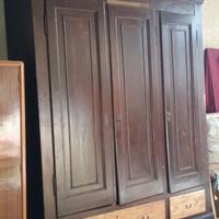 Antico armadio in legno ad incastro