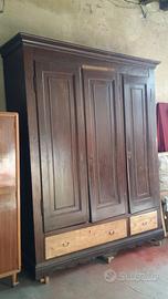 Antico armadio in legno ad incastro
