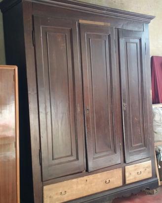 Antico armadio in legno ad incastro