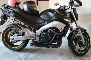 SUZUKI GSR 600