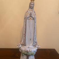 Statua in ceramica della Madonna di Fatima.