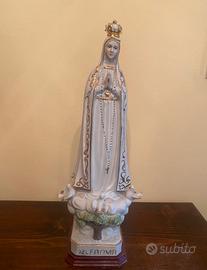 Statua in ceramica della Madonna di Fatima.