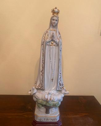 Statua in ceramica della Madonna di Fatima.