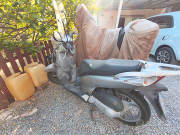 Scooter Hond Sh 125 incidentato anteriormente