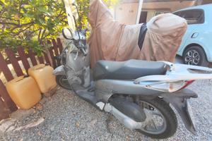 Scooter Hond Sh 125 incidentato anteriormente