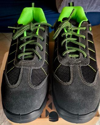 Scarpe antinfortunistiche nuove con etichetta 42