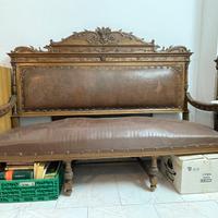 Credenza e divano stile antico