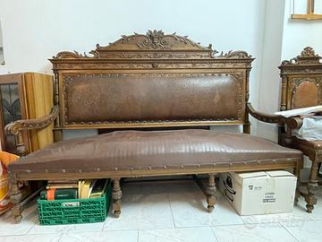 Credenza e divano stile antico