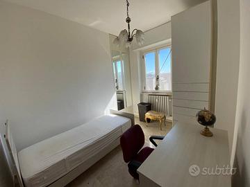Stanza in appartamento di 150 m² a Milano