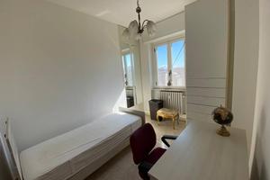 Stanza in appartamento di 150 m² a Milano