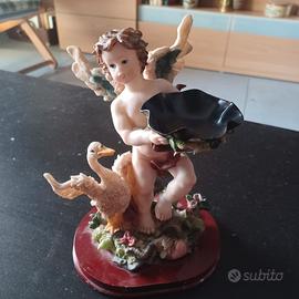 Statua Angelo con anatra e coppa nera