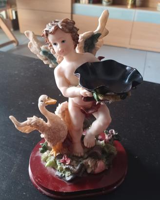 Statua Angelo con anatra e coppa nera