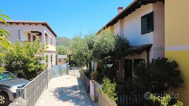 Villetta con cortile su tre lati