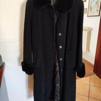 Cappotto nero con bordi ecopelliccia