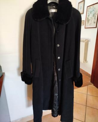 Cappotto nero con bordi ecopelliccia