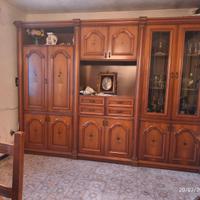 soggiorno a parete in legno e tavolo allungabile