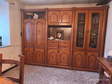 soggiorno a parete in legno e tavolo allungabile