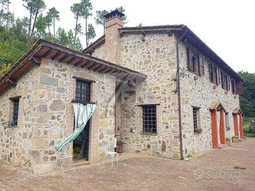 Rustico / Casale di 550 m² con più di 5 locali a C