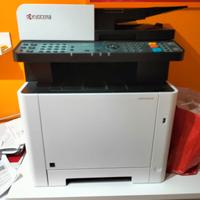 Scrivania e stampante