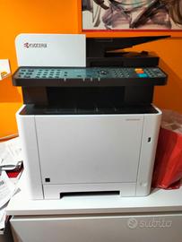 Scrivania e stampante