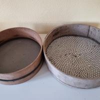 Coppia di setacci antichi circolari in legno