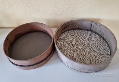 Coppia di setacci antichi circolari in legno