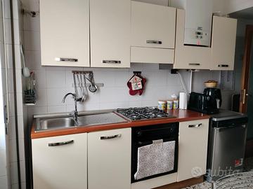 Cucina cimpleta di elettrodomistici