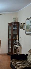 vetrina angolare  legno massello 