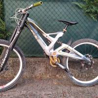 mountain-bike DH Downhill MTB GT FURY CARBON 26 !!
